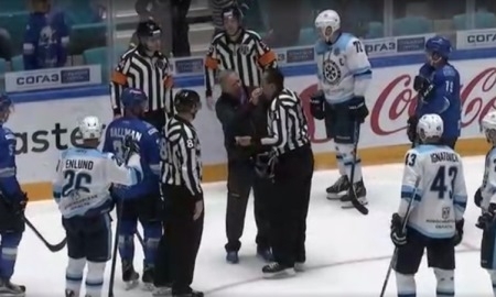 В матче «Барыс» — «Сибирь» судье разбили нос