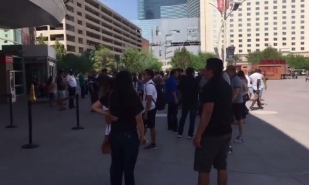 Десятки фанатов ходят возле касс в надежде купить билет на бой Головкин — Альварес