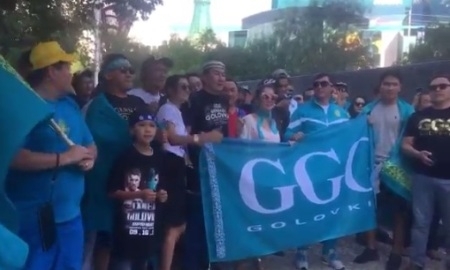 Как казахстанские болельщики распеваются перед боем Головкин — Альварес