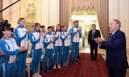 Назарбаев поприветствовал сборную Казахстана в Ашхабаде 