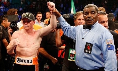 «Продажный Де ла Хойя». СМИ вспомнили другие спорные судейские решения в пользу соперника Головкина «Канело»