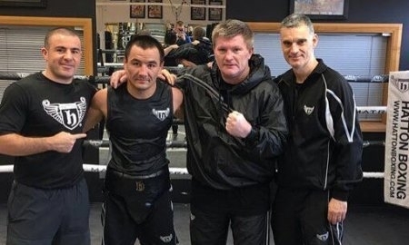 Жакиянов продолжает подготовку к объединительному бою под руководством Хаттона