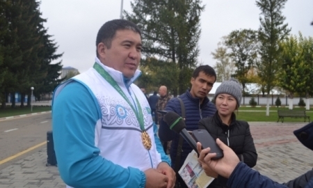 Устькаменогорцы встретили борца Нугымарова