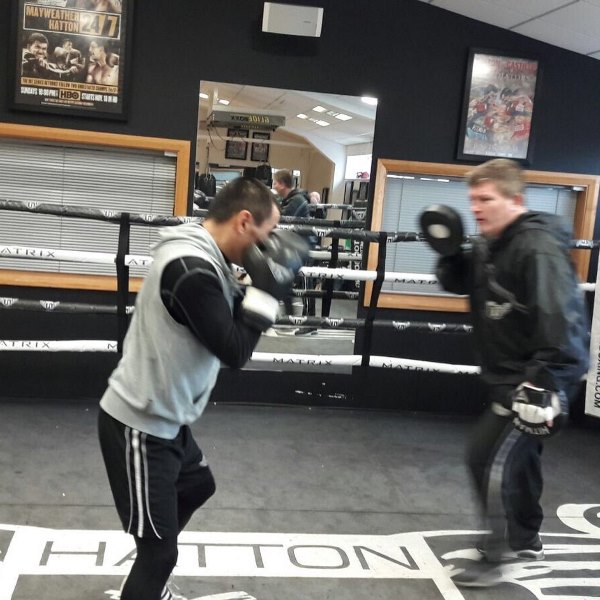 Жакиянов продолжает подготовку к титульному бою с Барнеттом