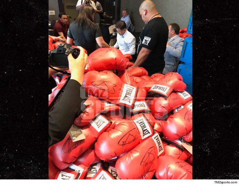 Головкин подписал сотни перчаток для VIP-болельщиков боя с «Канело»