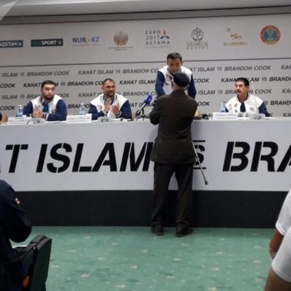 Канат Ислам получил благословение перед боем с Куком