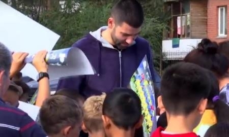 Видео торжественного открытия футбольного поля в поселке Промышленный с участием футболистов «Астаны»