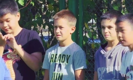 Как капитан «Астаны» дарил футбол детям в школе