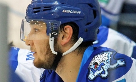 Дамир Рыспаев дебютировал в ВХЛ