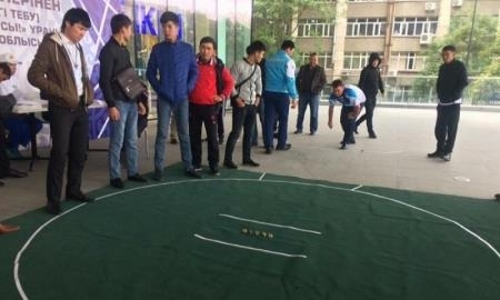 Руководитель Управления спорта ЮКО установил рекорд в лянге