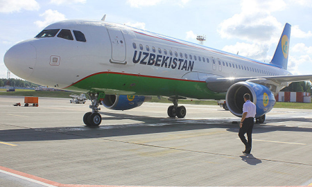 Сборная Казахстана по футболу прилетела в Румынию на самолете с надписью «Узбекистан»