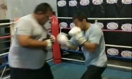 Турсынгалиев продолжает подготовку к дебютному бою на профи-ринге