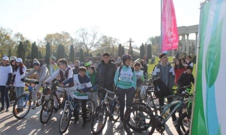 В Алматы состоялся массовый велопробег, посвященный Дню пожилых людей 