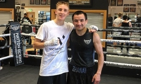 Жакиянов продолжает готовиться к бою с Барнеттом