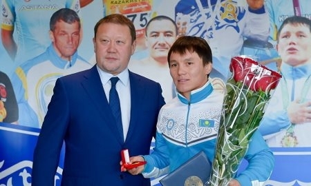 Аким СКО вручил ключи от квартиры чемпиону Азиады Каленову