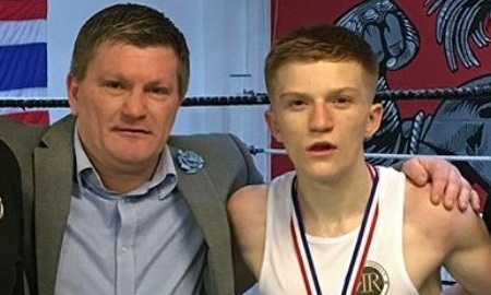 «Он зверь и шокирует людей в бою с Барнеттом». Сын Рикии Хаттона восхищается казахстанским боксером