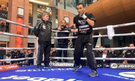 Жакиянов провел открытую тренировку перед боем с Барнеттом