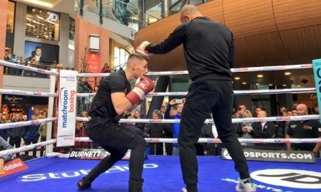 Фанаты овациями встретили соперника Жакиянова Барнетта на открытой тренировке