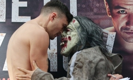 Участник андеркарда боя Жакиянов — Барнетт пришел на взвешивание в костюме зомби