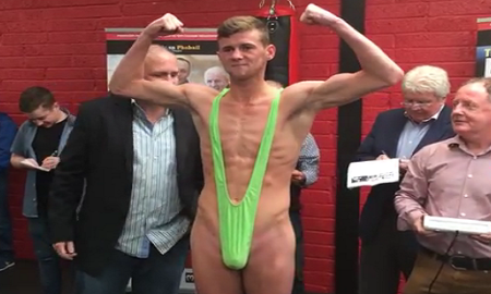 Боксер в костюме Бората с трудом победил африканца в вечере бокса Жакиянов — Барнетт