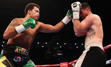 Североирландец после годичного отсутствия вынес своего соперника в первом раунде в вечере бокса Жакиянов — Барнетт