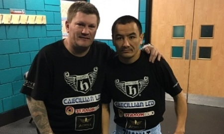 Жакиянов и Барнетт уже переодеваются перед выходом на ринг