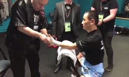 Жакиянову бинтуют руки перед боем с Барнеттом