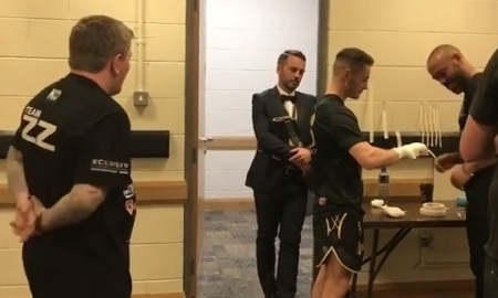 Тренер Жакиянова заглянул в раздевалку к Барнетту перед боем