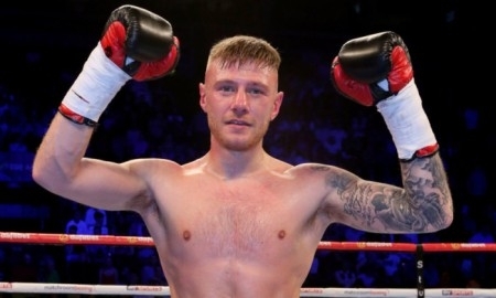 Непобежденный легковес защитил чемпионский титул в вечере бокса Жакиянов — Барнетт