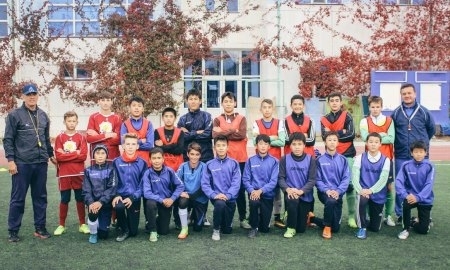 Фото с просмотра воспитанников детского дома в футбольном центре «Атырау»