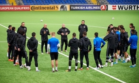 Мхитарян с партнерами опробовали газон «Астана Арены»