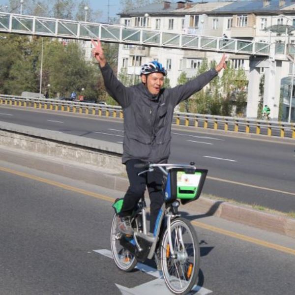 В Алматы состоялся массовый велопробег, посвященный Дню пожилых людей