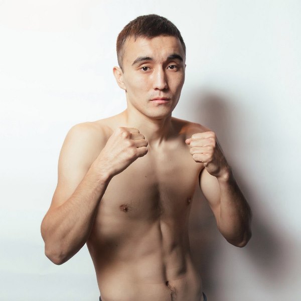 Двое казахстанских боксеров подписали контракт с ведущим российским промоушеном