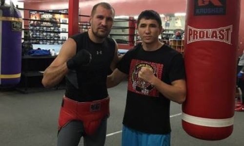 Ашкеев тренируется с Ковалевым в ходе подготовки к следующему бою