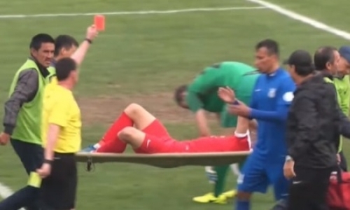 Судья показал красную карточку футболисту «Кайсара», покидавшему поле на носилках