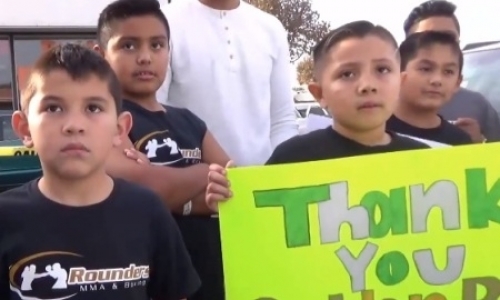 Дети с плакатами промоутерской компании «Канело» уверены, что Головкин выиграл первый бой