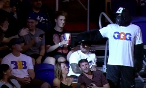 Маскот команды НБА заставил болельщика надеть футболку GGG