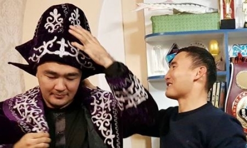 Канат Ислам подарил чапаны именитым гостям