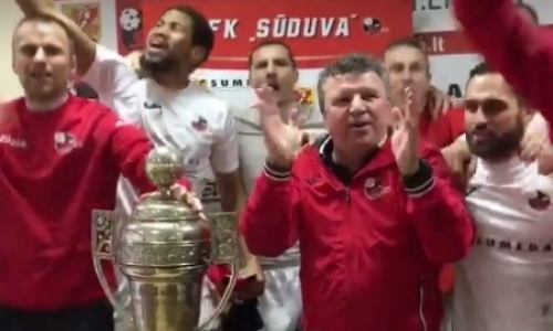 Как казахстанского тренера шампанским обливали