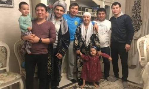 Известный певец и политик накрыл чапан на Моминова