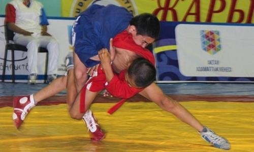 Чемпион мира по самбо Набиев встретился с шымкентскими школьниками