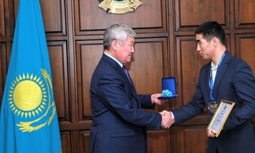 Аким Актюбинской области вручил Айнагулову ключи от квартиры