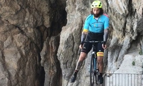 Велокаскадер «Астаны» Брумотти проехался над пропастью по перилам