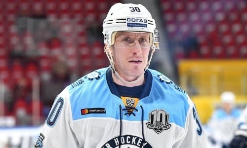 Форварда «Сибири» увезли в больницу после первого периода матча с «Барысом»