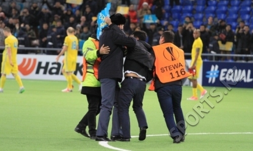 Как фанаты «Астаны» выбежали на поле во время матча с «Вильярреалом» гол праздновать 