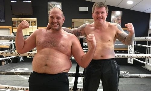 Фьюри приводит себя в форму в зале тренера Жакиянова