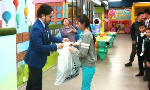 «Астана» подарила детям из малообеспеченных семей зимнюю одежду и теплую обувь