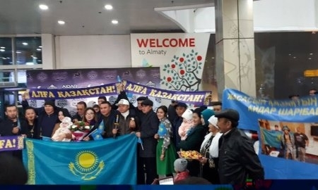 Фоторепортаж с прибытия Шарибаева в Казахстан