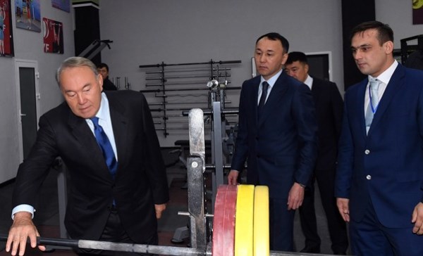 Глава государства посетил Академию силовых видов спорта в Костанае