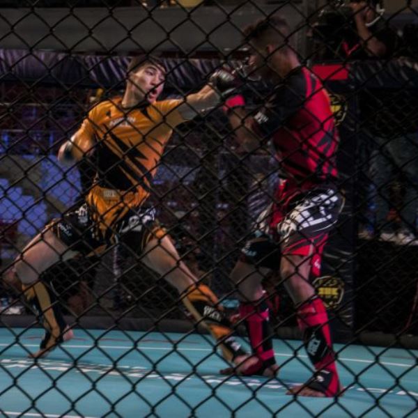 Казахстанская учительница стартовала с победы на чемпионате мира по ММА